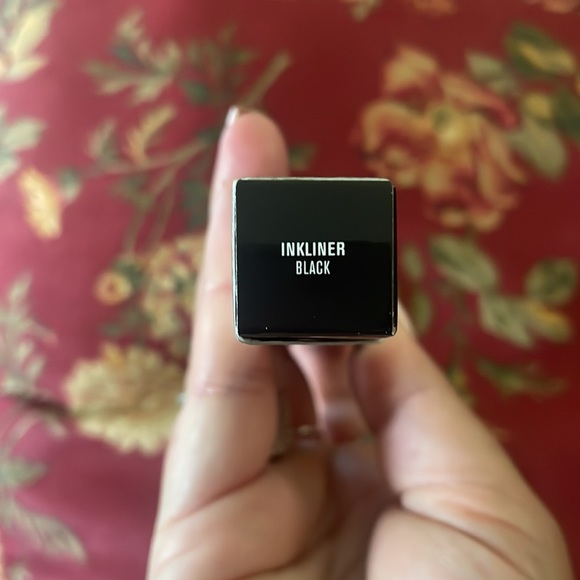 Black eyeliner - Picture 2 of 3